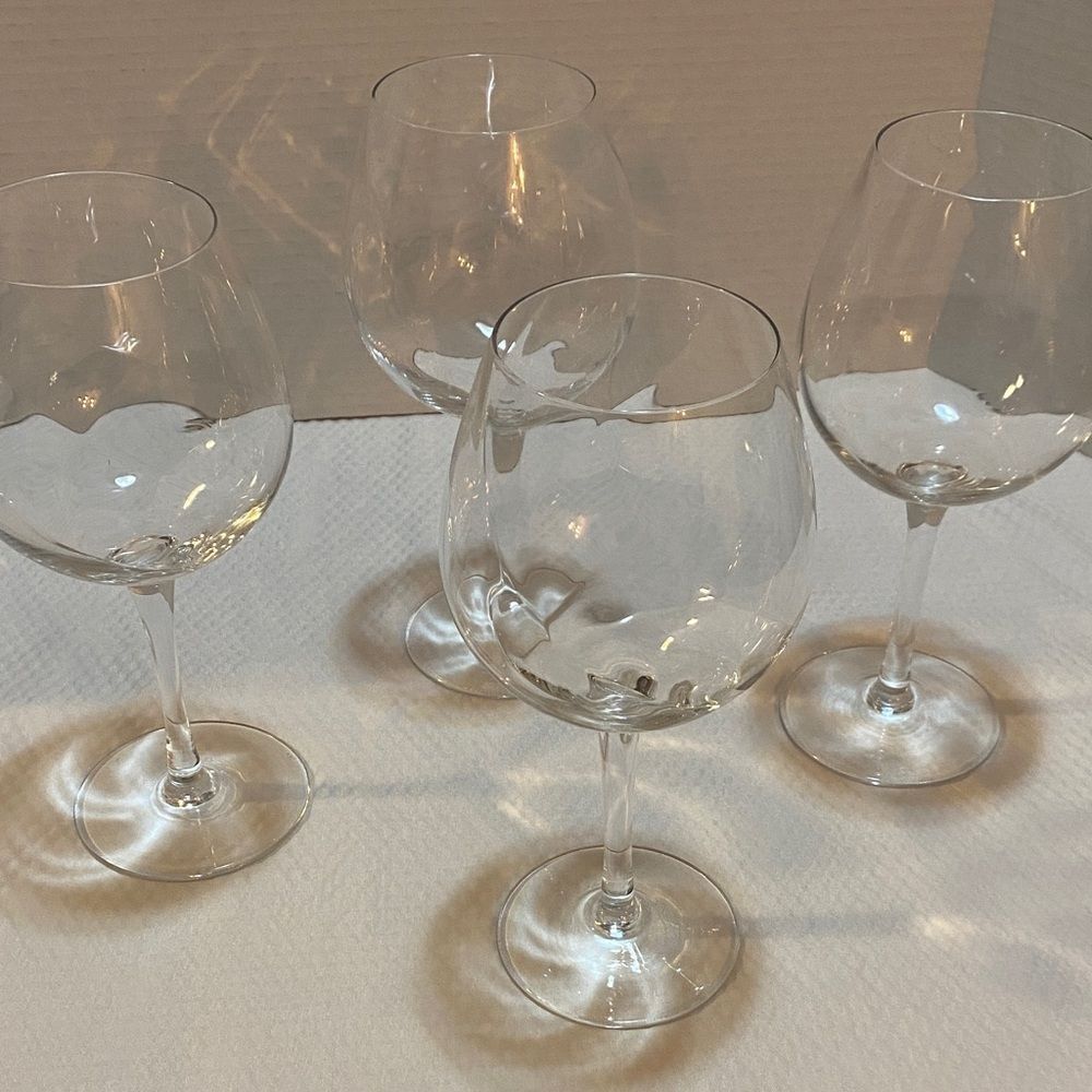 Pier 1 Elegant Swirl Clear Wine Glass Set (4) - Picture 2 of 11